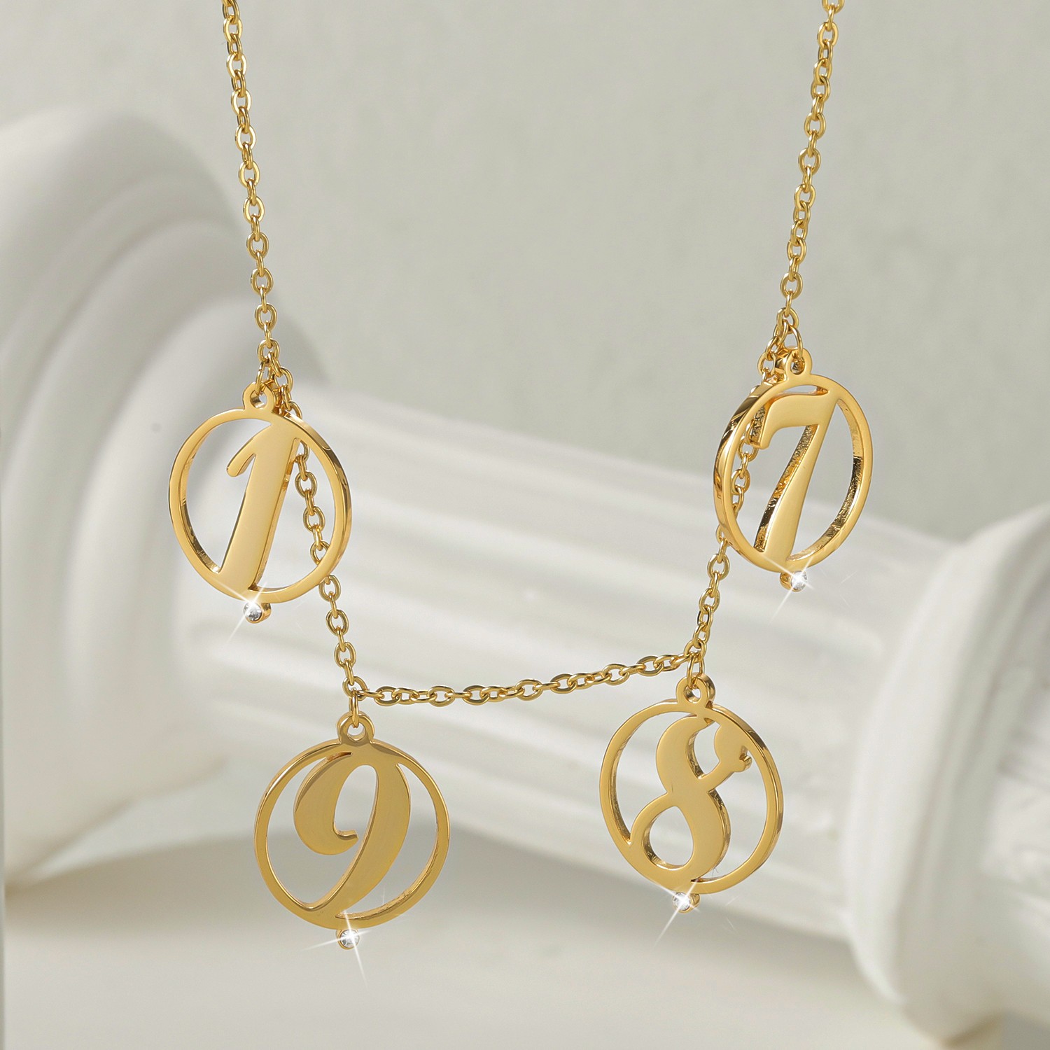 Passen Sie die Halo-Halskette  – Initial Letter Necklace 18K Gold Bewertung und Preis