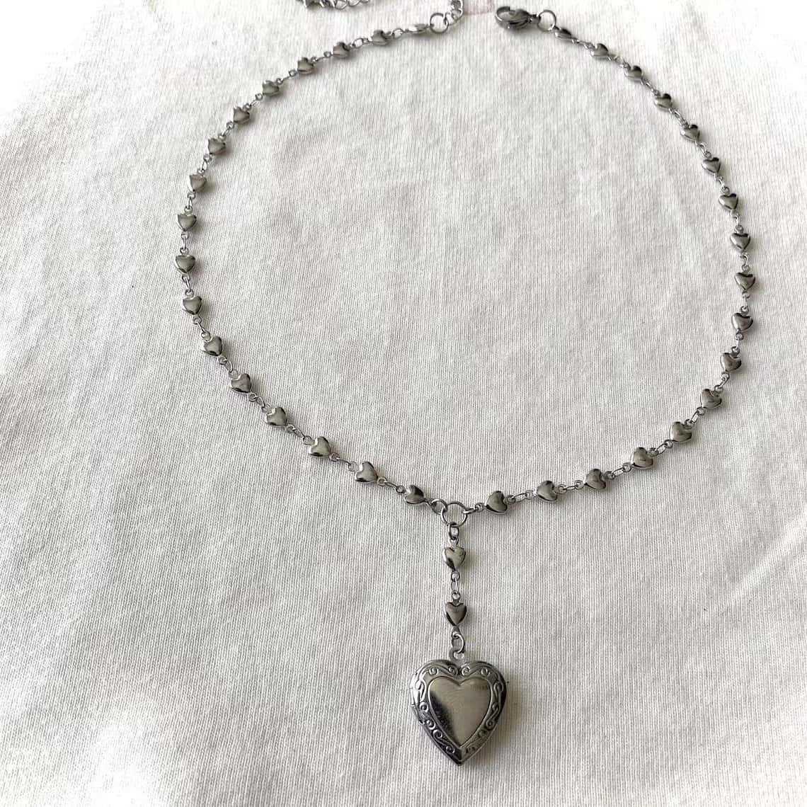 Rosenkranz-Lariat-Kettenhalske – Heart Locket Necklace Photo Bewertung und Preis