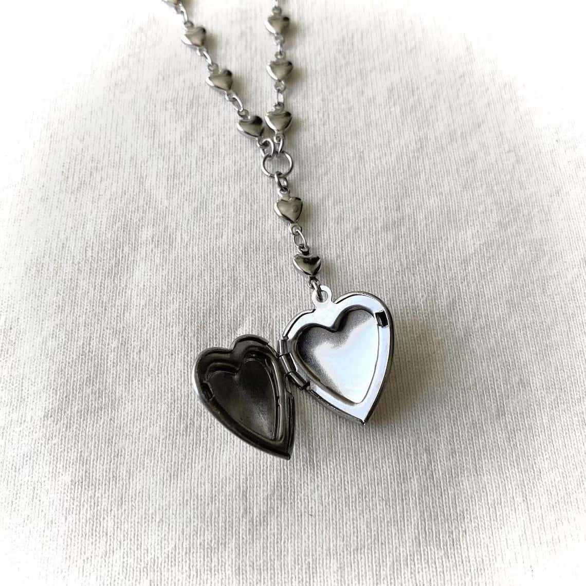 Rosenkranz-Lariat-Kettenhalske – Heart Locket Necklace Photo Bewertung und Preis