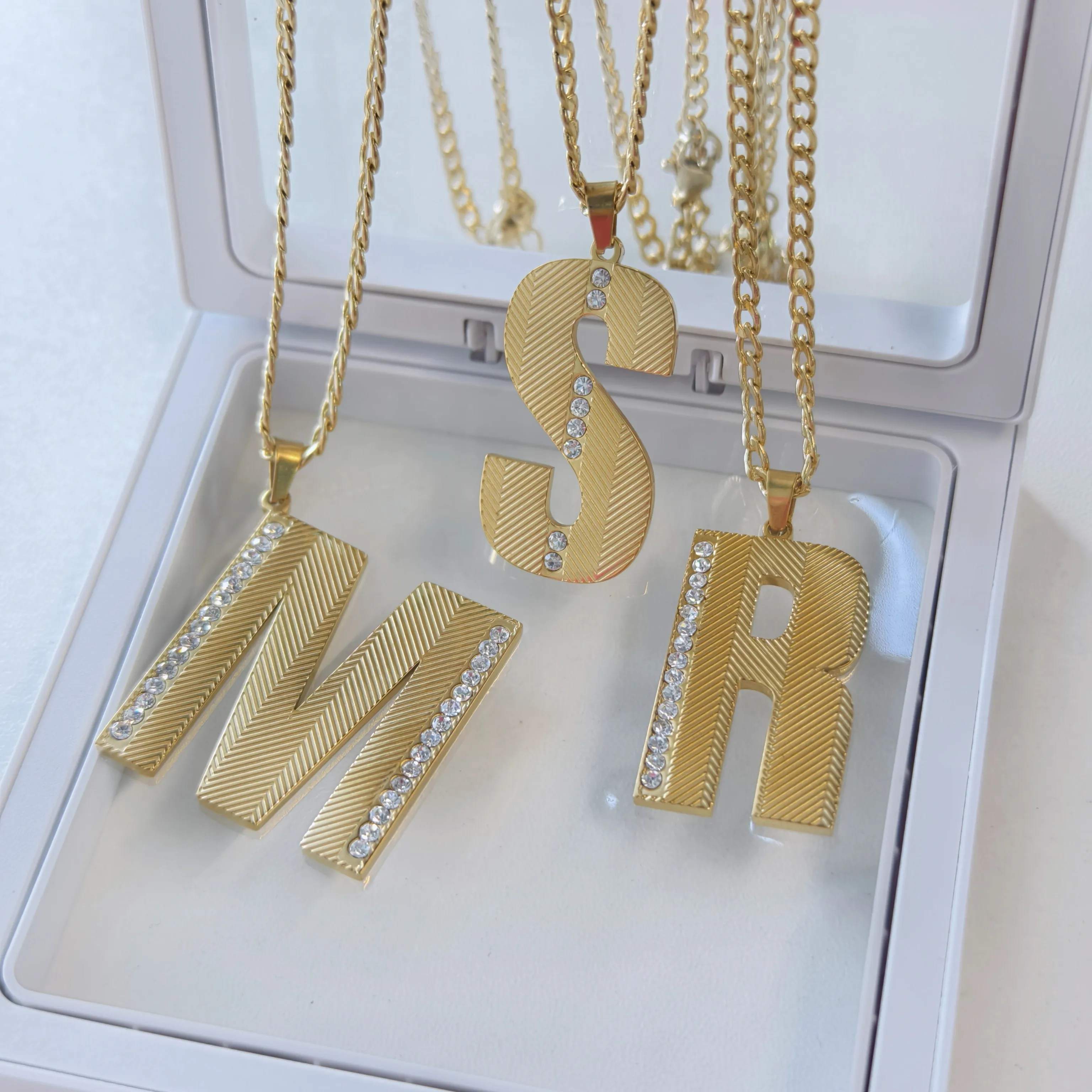 18K Gold Vermeil Texturierter  – Initial Letter Necklace 18K Gold Bewertung und Preis